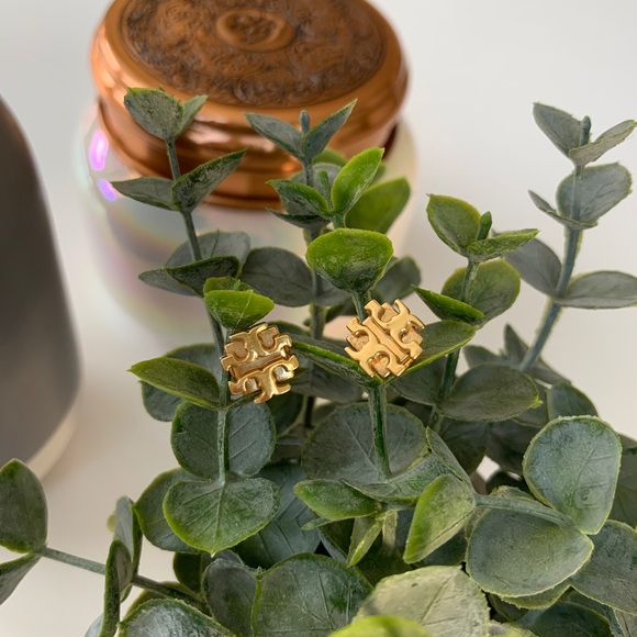 Tory Burch T Logo Small Stud Earrings - 16k gold - Picture 9 of 12